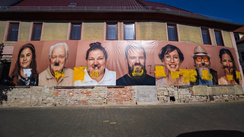 Erstmal notdürftig mit gelben Balken übermalt: Rechte Parolen haben in der Nacht zu Samstag ein Kunstwerk in Allstedt verschandelt. Es war erst am Donnerstag im Rahmen des Bauernkriegsjubiläums eingeweiht worden.