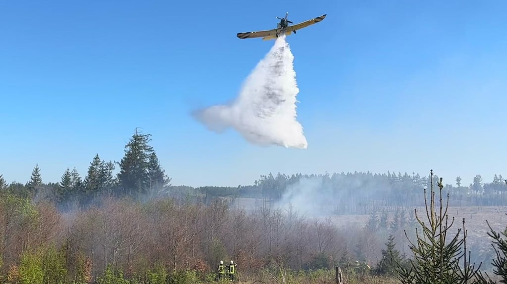 Das Löschflugzeug "Hexe 1" war zuletzt vor wenigen Tagen bei einem Waldbrand bei Benneckenstein im Einsatz und unterstützte die Feuerwehrleute am Boden mit mindestens 15 sehr präzisen Wasserabwürfen ganz entscheidend.