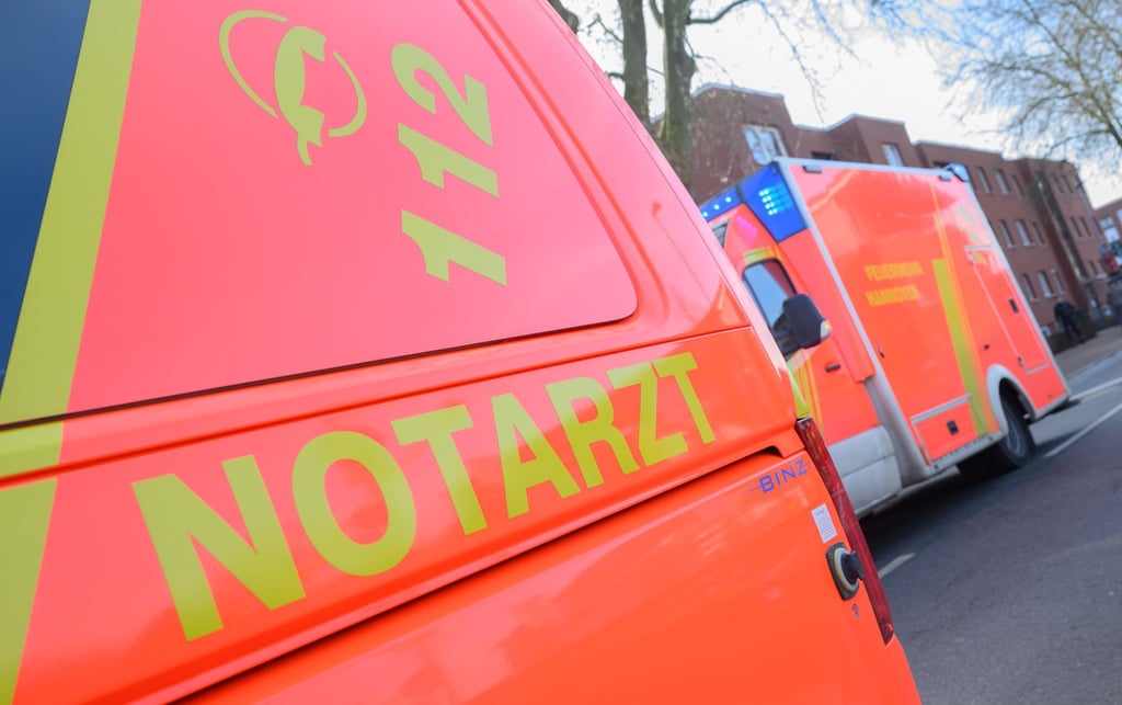 Bei einem Frontalzusammenstoß mit einem Auto wird ein junger Motorradfahrer lebensgefährlich verletzt. (Symbolbild)