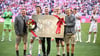 Thomas Müller (2. v. links) wird vor seinem letzten Bayern-Heimspiel verabschiedet