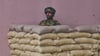 Ein indischer paramilitärischer Soldat steht Wache. Zwischen Indien und Pakistan kam es zuletzt wiederholt zu teils heftigen Feuergefechten entlang der militärischen Kontrolllinie in der Himalayaregion Kaschmir.