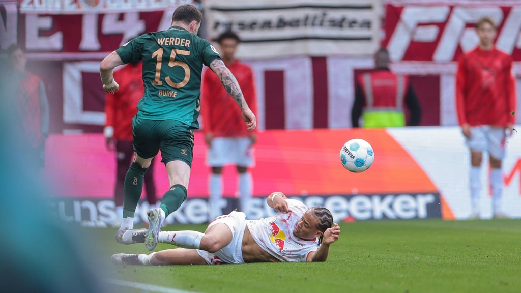 Ex-RB-Stürmer Oliver Burke entwischt dem in Bremen schwachen RB-Star Xavi Simons