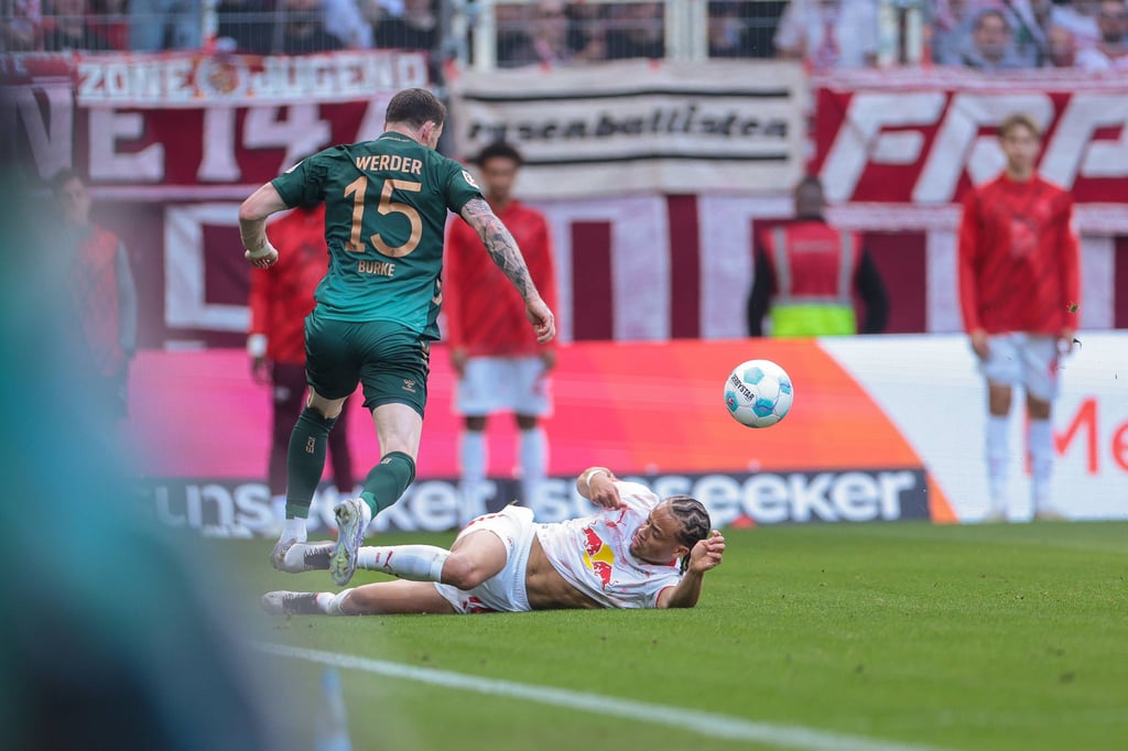 Ex-RB-Stürmer Oliver Burke entwischt dem in Bremen schwachen RB-Star Xavi Simons
