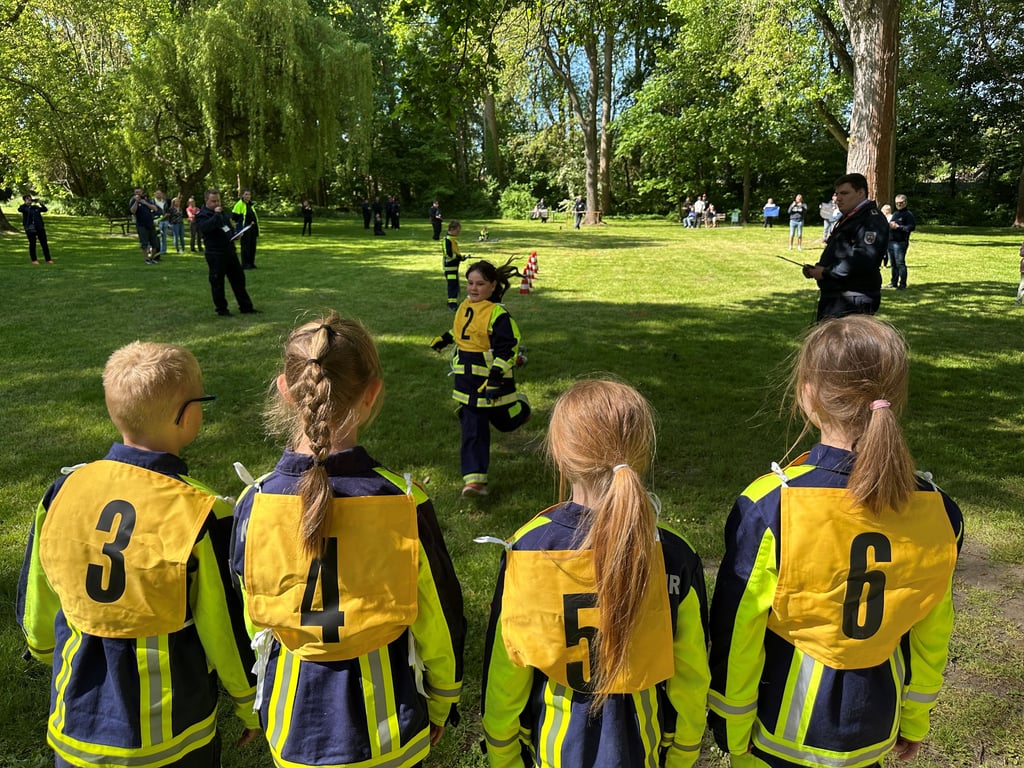 Eine Mannschaft der Kinderfeuerwehr Rothensee bei ihrem Lauf.