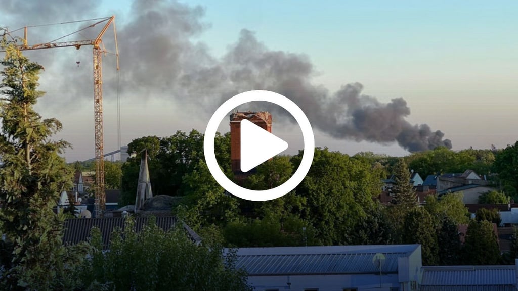 Schon weitem ist die Rauchwolke, die in Richtung Bernburg ziehen soll, zu sehen.