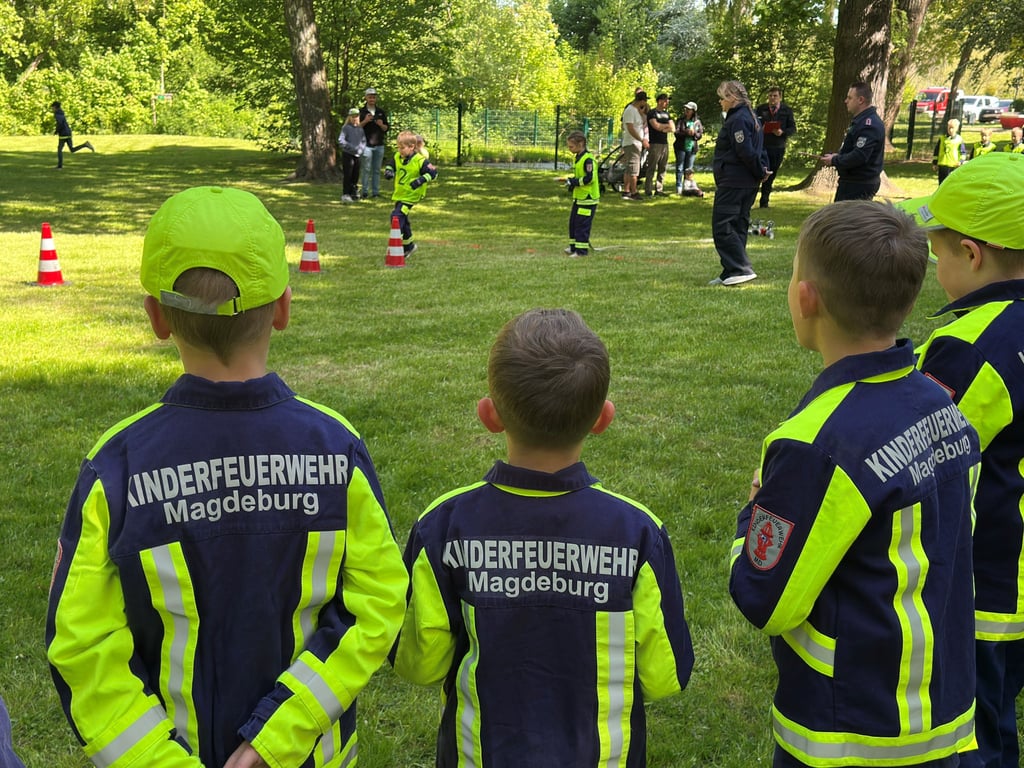 Während ihre Teamkameraden um beste Leistungen und Zeiten kämpften, feuerten die anderen Mannschaftsmitglieder an der "Seitenlinie" sie an. Hier die Kinderfeuerwehr Olvenstedt, die mit vier Mannschaften angetreten war.