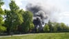 Flamen und dichter dunkler Qualm war am Samstagnachmittag über dem Elbauenpark in Magdeburg zu sehen.