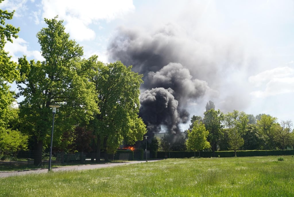 Flamen und dichter dunkler Qualm war am Samstagnachmittag über dem Elbauenpark in Magdeburg zu sehen.