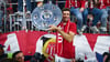 Thomas Müller zeigt die Meisterschale.