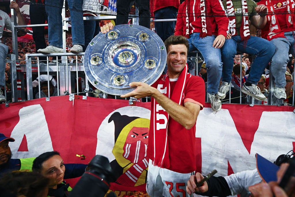 Thomas Müller zeigt die Meisterschale.