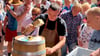1. Mai 2025: „Schulzens“ Braumeister Jonas Soujon beim Maibock-Anstich im Elbgarten. An diesem Tag feierte er zugleich sein einjähriges Betriebsjubiläum. Vor einem Jahr hatte er im Unternehmen als Braumeister begonnen.