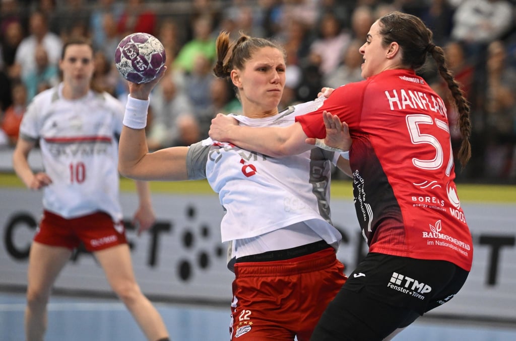 Josefine Hanfland (r) und die Bundesliga-Handballerinnen des Thüringer HC hatten im ersten Playoff-Halbfinalspiel keine Chance gegen die HB Ludwigsburg um die überragende Xenia Smits.