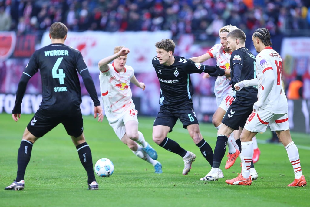 Eine Szene aus dem Hinspiel zwischen RB Leipzig und Werder Bremen.