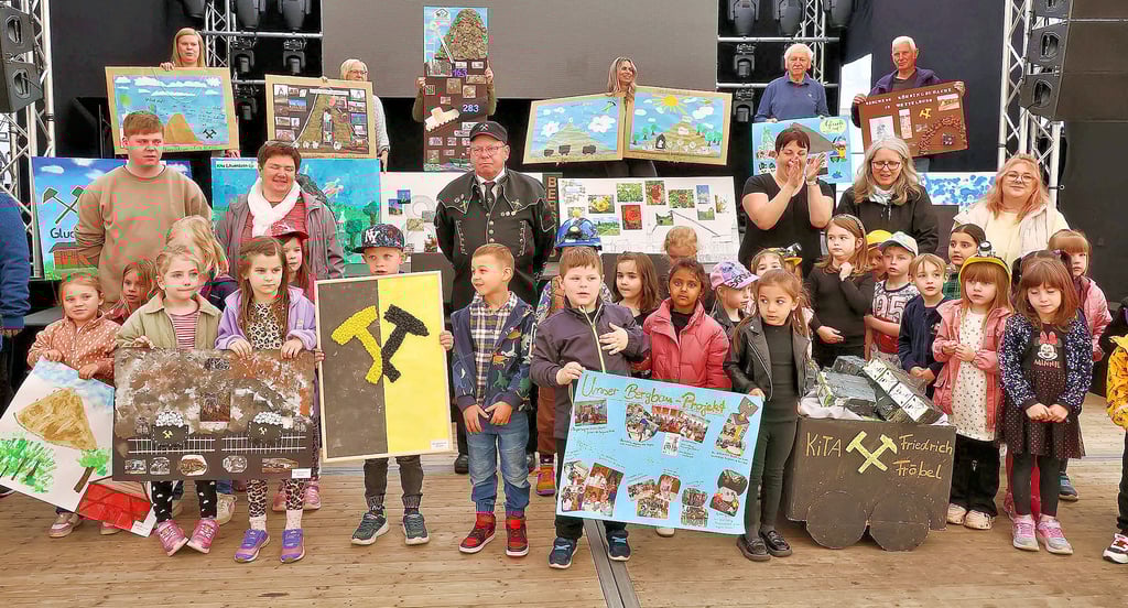 Die Mädchen und Jungen in den städtischen Kindergärten haben Bilder und sogar einen Hunt als Schmuck für das große Festzelt gebastelt.