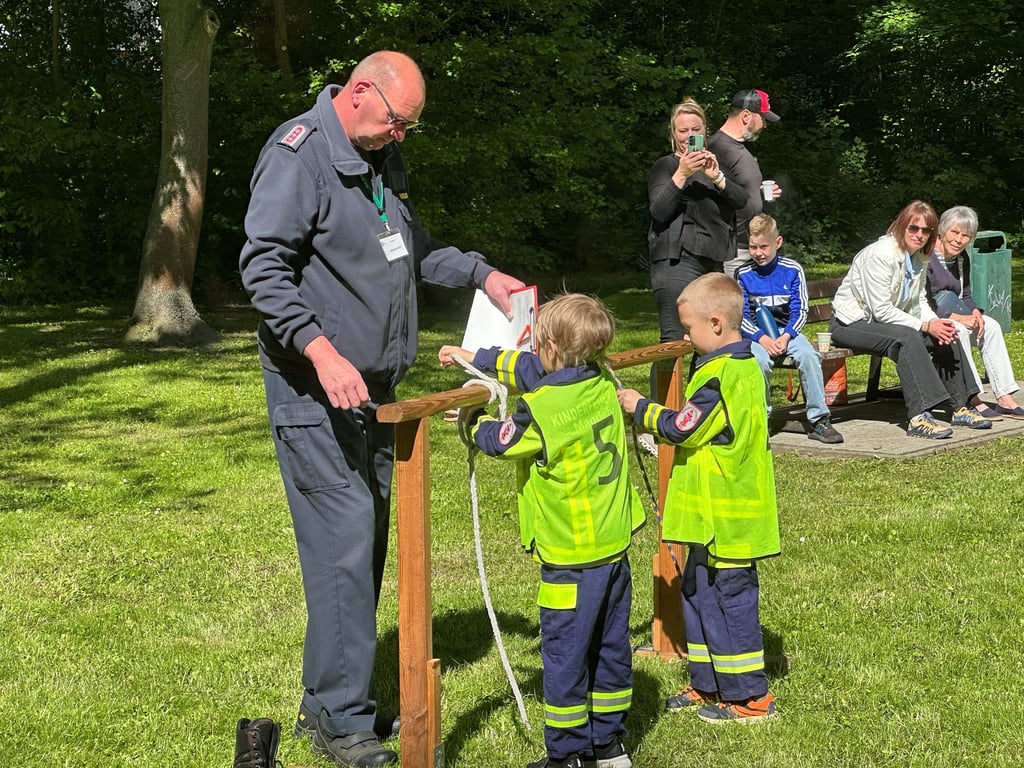An dieser Station mussten Feuerwehrknoten gebunden werden.