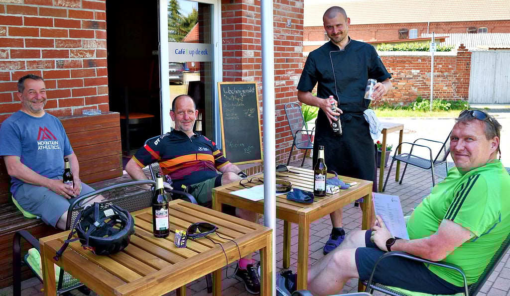 Im neuen „Café up de Eck“ in Garz freuen sich Radfahrer aus Magdeburg und Bitterfeld über kühle Getränke von Felix Breitmeier. Der gebürtige Havelberger beschreibt sich als Kombination aus Koch und Gärtner.