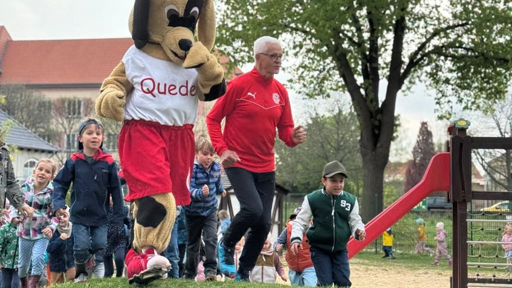 Maskottchen Quedel und sein Entdecker, Konrad Sutor, haben auch mit Kindergartenkindern - hier vom Montessori-Kinderhaus - für den Quedellauf beim Waldlauf trainiert.