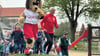 Maskottchen Quedel und sein Entdecker, Konrad Sutor, haben auch mit Kindergartenkindern - hier vom Montessori-Kinderhaus - für den Quedellauf beim Waldlauf trainiert.