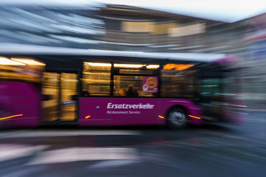 Während den Baumaßnahmen auf der Riedbahn zwischen Frankfurt und Mannheim setzte die Bahn rund 150 Ersatzbusse ein. (Archivbild)