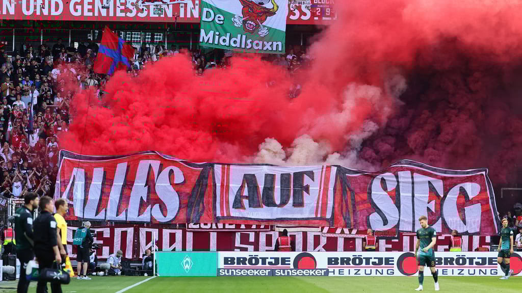 Roter Rauch steigt auf: RB-Fans im Weserstadion.