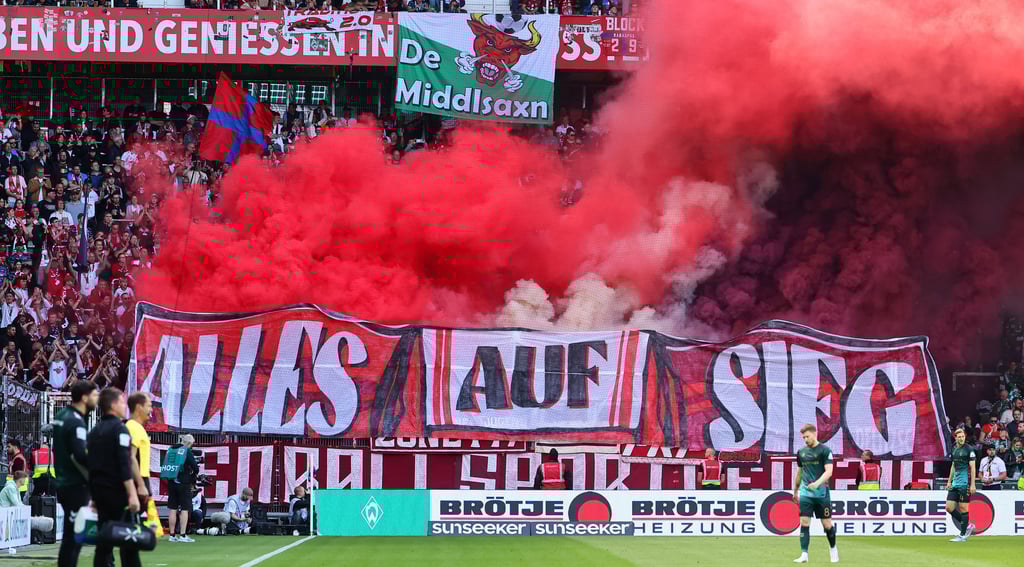Roter Rauch steigt auf: RB-Fans im Weserstadion.