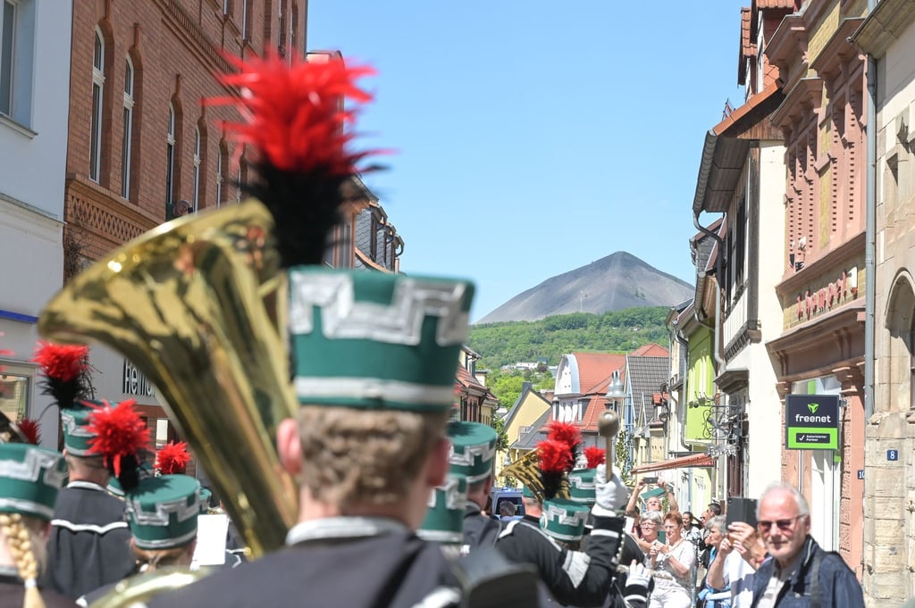 Bei bestem Wetter zog die Internationale Bergparade mit Teilnehmern aus ganz Deutschland und auch dem Ausland durch Sangerhausen.