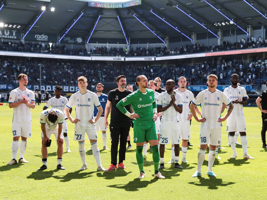 Nicht nur Patric Pfeiffer (ganz rechts) munterte es zumindest ein wenig auf, wie die Fans die Mannschaft nach der Partie in der Kurve empfingen.