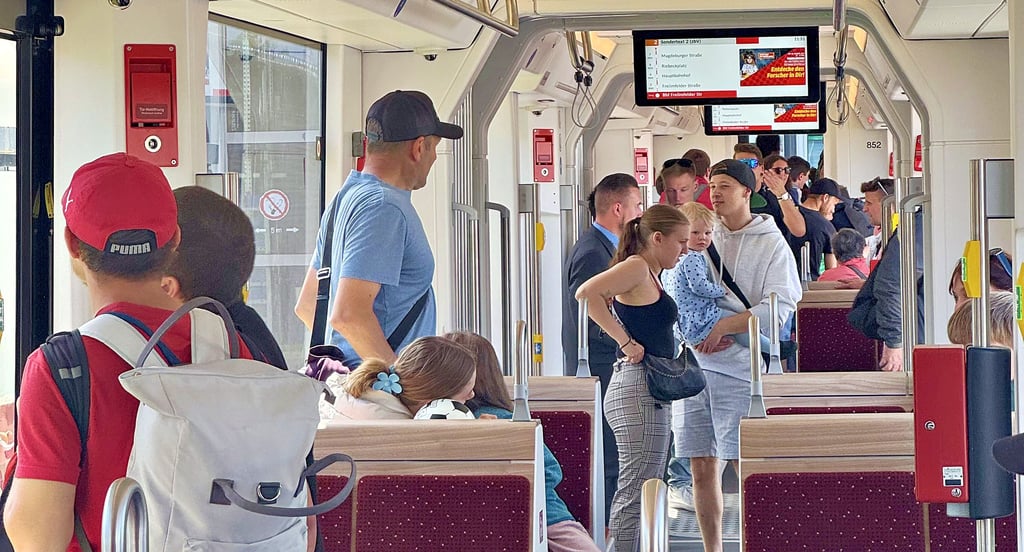 Tausende Hallenser nutzten am Freitag die Gelegenheit, die neue Straßenbahn von innen zu erleben – und füllten Tina bis in den letzten Winkel.