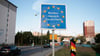 Die neue Bundesregierung will mit zusätzlichen Grenzkontrollen und Zurückweisungen von Asylbewerbern gegen unerwünschte Migration vorgehen. (Archivbild)