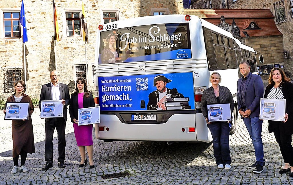 Jasmin Pechmann, Hartmut Handschak, Christina Kleinert, Anja Schröder, Patrick Hoffmann und Nancy Schönfelder posieren vor dem gestalteten OBS-Bus.