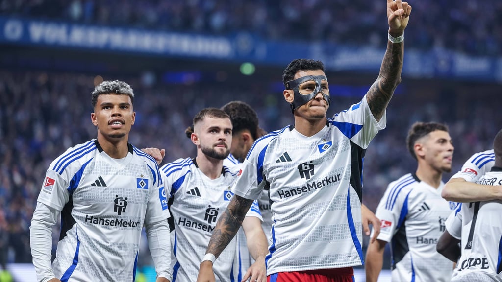 Davie Selke jubelt mit den HSV-Teamkollegen.