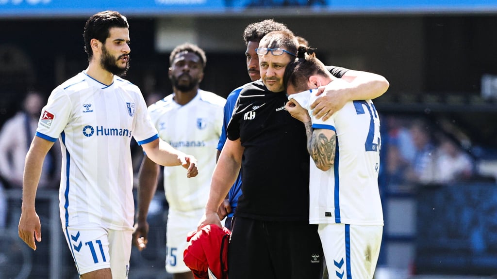 Baris Atik wird nach dem verpassten Aufstieg seines 1. FC Magdeburg von Teamleiter Heiko Horner getröstet.