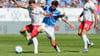 Freiburgs Maximilian Eggestein (l) und Kiels Armin Gigovic kämpfen um den Ball.