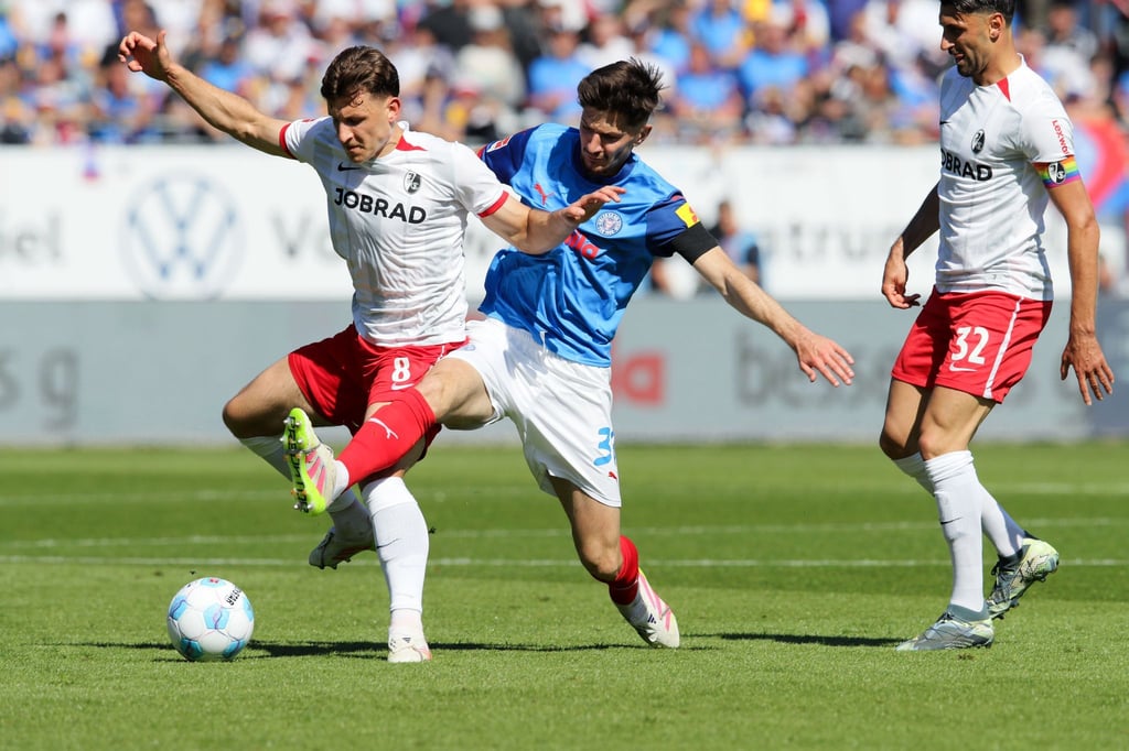 Freiburgs Maximilian Eggestein (l) und Kiels Armin Gigovic kämpfen um den Ball.
