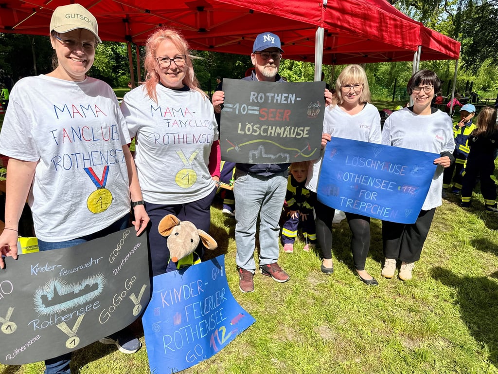 Der Fanclub der Kinderfeuerwehr Rothensee war mit T-Shirts, Plakaten und jeder Menge guter Laune zum Anfeuern der "Löschmäuse" vertreten.