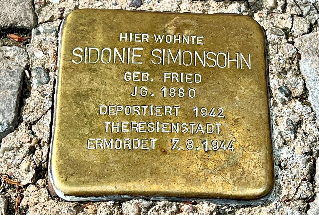 Für Sidonie Simonsohn ist vor dem Haus Friedensallee 27 ein Stolperstein verlegt.