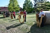 Das Deko-Team des  Dorfvereins Nitzow schmückt das Dorf mit Blick auf das Countryfest im Sommer.