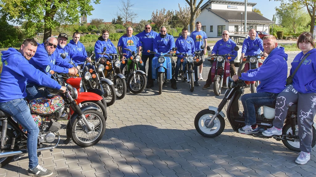 Zur Gruppe der Flechtinger Simson-Gruppe gehören (von links): Stefan Cornelius (Captain Karacho), Maik Wellmann (Welle), Ulrich Kowalke (Pluto), Erik Leube, Robin Leube, André Leube, Thomas Fromm (Frommi), Thomas Roßbach, Dietmar Seeger (Egon), Thomas Roth (Tommi), Achim Hintze, Manuel Bormann (Manni) und Ricardo Seeger mit Tochter Amelie (Bambi). Die Motorradfahren fahren von Calvörde weiter zum Arendsee.