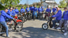 Zur Gruppe der Flechtinger Simson-Gruppe gehören (von links): Stefan Cornelius  (Captain Karacho), Maik Wellmann (Welle), Ulrich Kowalke (Pluto), Erik Leube, Robin Leube, André Leube, Thomas Fromm (Frommi), Thomas  Roßbach, Dietmar Seeger (Egon), Thomas Roth (Tommi),  Achim Hintze, Manuel Bormann (Manni) und Ricardo Seeger mit Tochter Amelie (Bambi).  Die Motorradfahren fahren von Calvörde weiter zum Arendsee.