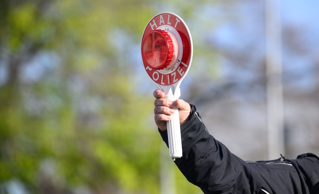 Ein unter Drogeneinfluss stehender Autofahrer ist in Ostfriesland zweimal nacheinander von der Polizei angehalten worden. (Symbolbild)
