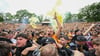 Fans jubeln beim Public Viewing in der Freilichtbühne Junge Garde nach dem Aufstieg in die 2. Bundesliga.