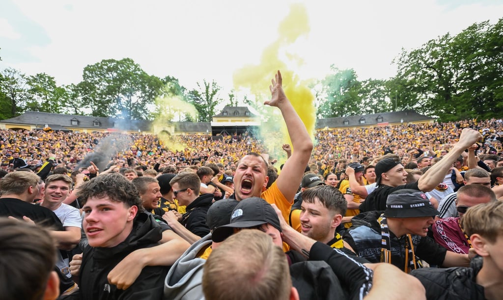 Fans jubeln beim Public Viewing in der Freilichtbühne Junge Garde nach dem Aufstieg in die 2. Bundesliga.