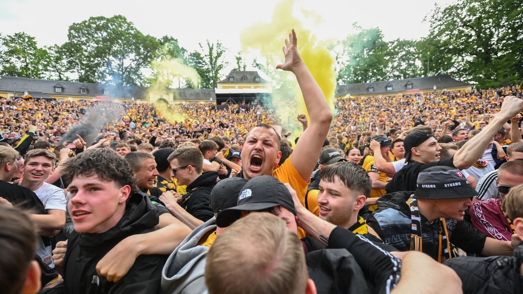 Dynamo Dresden ist zurück in der 2. Bundesliga. Trotz Niederlage gegen Waldhof Mannheim feiern die Sachsen den Aufstieg.