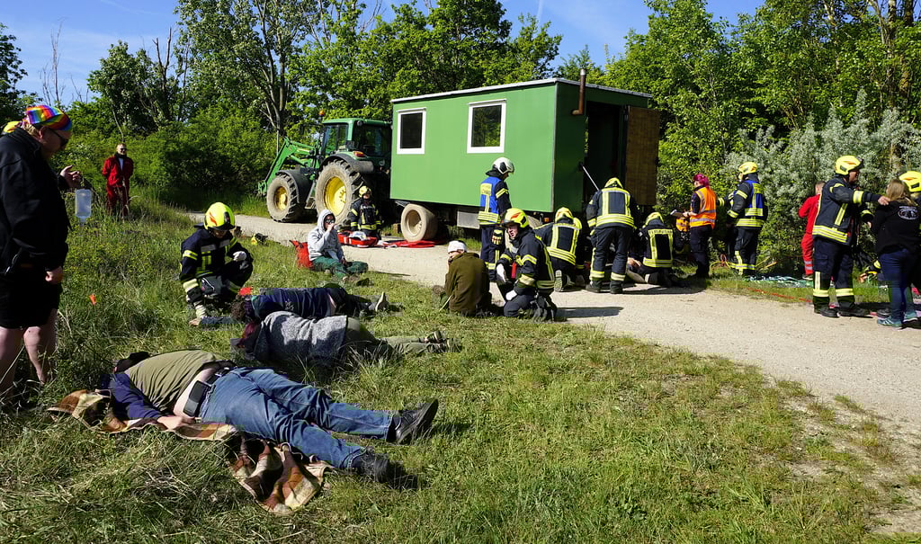 Sieht nach Chaos aus, ist aber keins: Alle wissen, was sie jeweils zu tun haben. 18 Verletzte sind zu bergen, erstzuversorgen und nach und nach für den Abtransport zum Behandlungsplatz fertig zu machen.