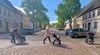 Vorne eine echte Rollstuhlfahrerin, eine Person mit Kinderwagen und eine Person, die testet, wie sich Rollstuhlfahren unter widrigen Straßenbedingungen anfühlt. Vor allem für die dritte im Bunde waren die Ablaufrinne am Straßenrand eine ziemliche Herausforderung.