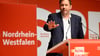 SPD-Bundesparteichef Lars Klingbeil weht von der nordrhein-westfälischen Basis ein scharfer Wind entgegen.
