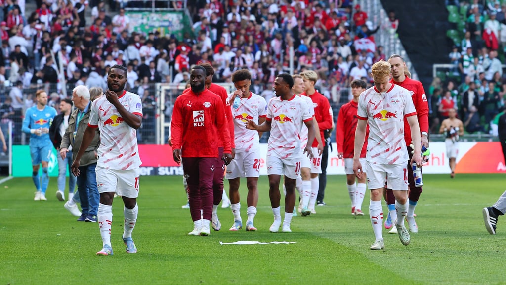 Wer muss und wer will gehen? Enttäuschte Spieler von RB Leipzig in Bremen.