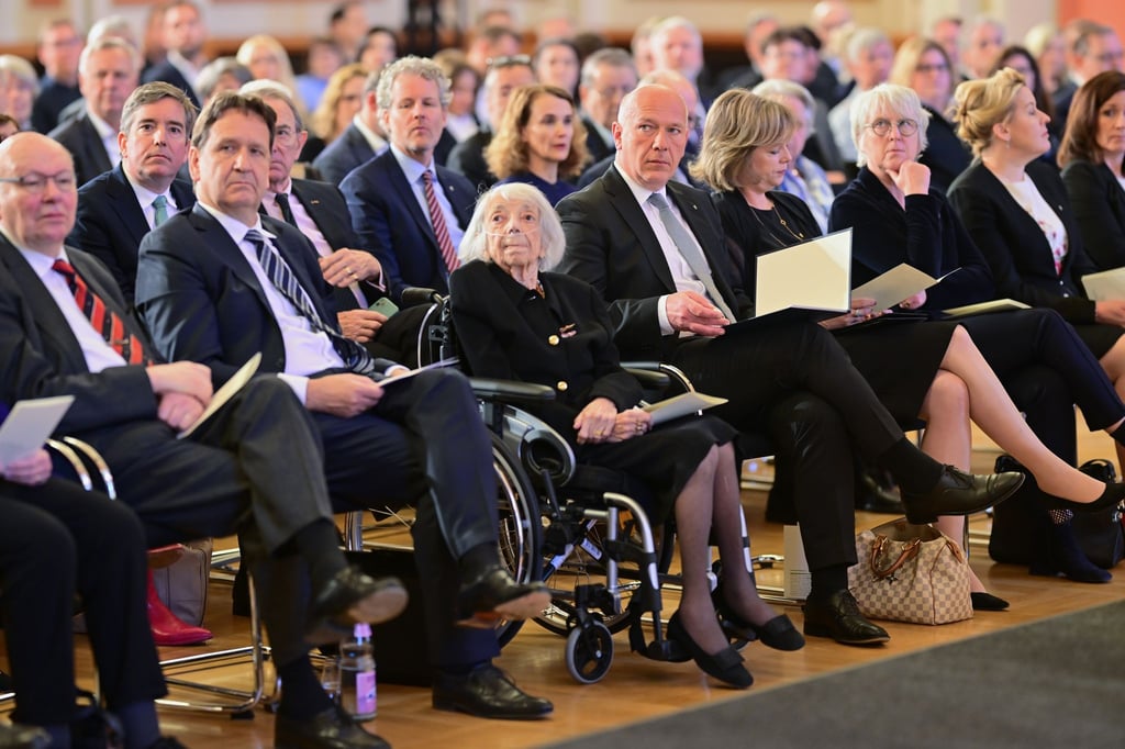 Margot Friedländer sitzt während einer Gedenkveranstaltung im Roten Rathaus neben dem Regierenden Bürgermeister Kai Wegner (CDU).