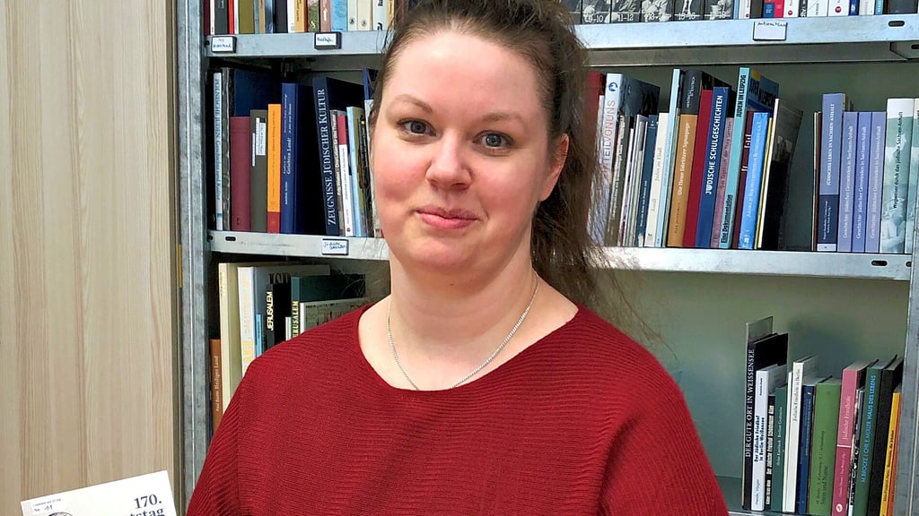 Anett Gottschalk zeigt eine der Gedenkmünzen zum 170. Geburtstag Leo Löwenthals. Es gibt sie in Zinn und Silber, geprägt wurden sie in Radegast.