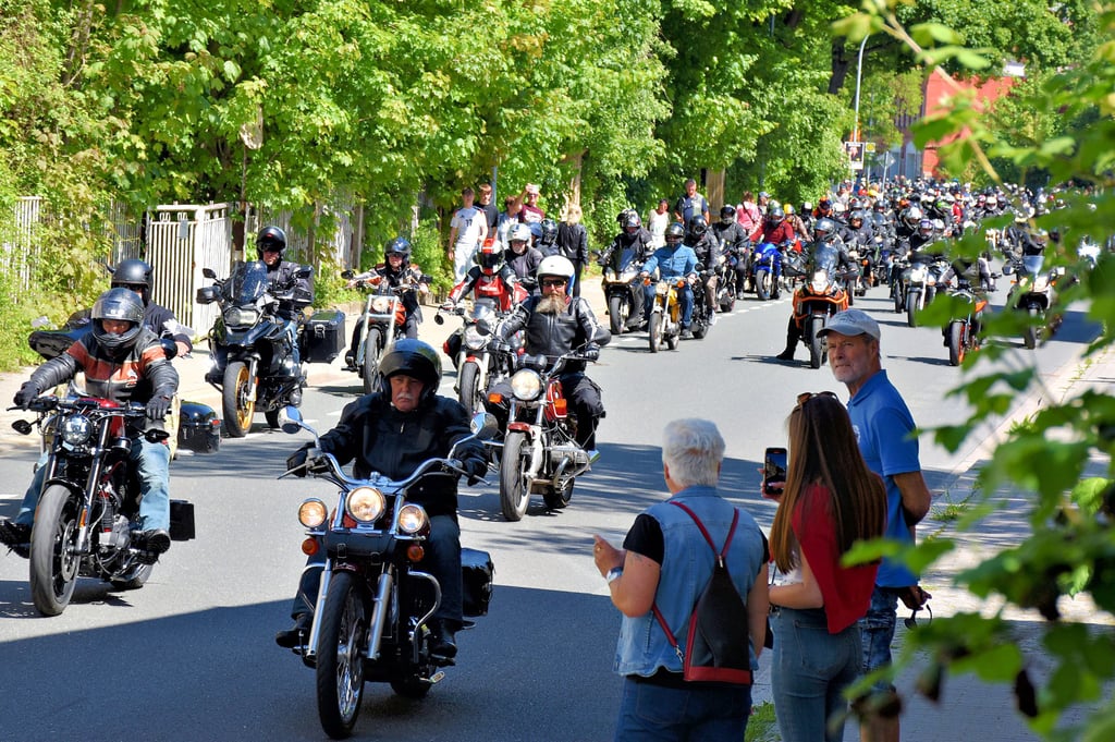 Etwas über 1.000 Biker nahmen am Samstag an der Ausfahrt des Zeitzer Bikertreffens teil.